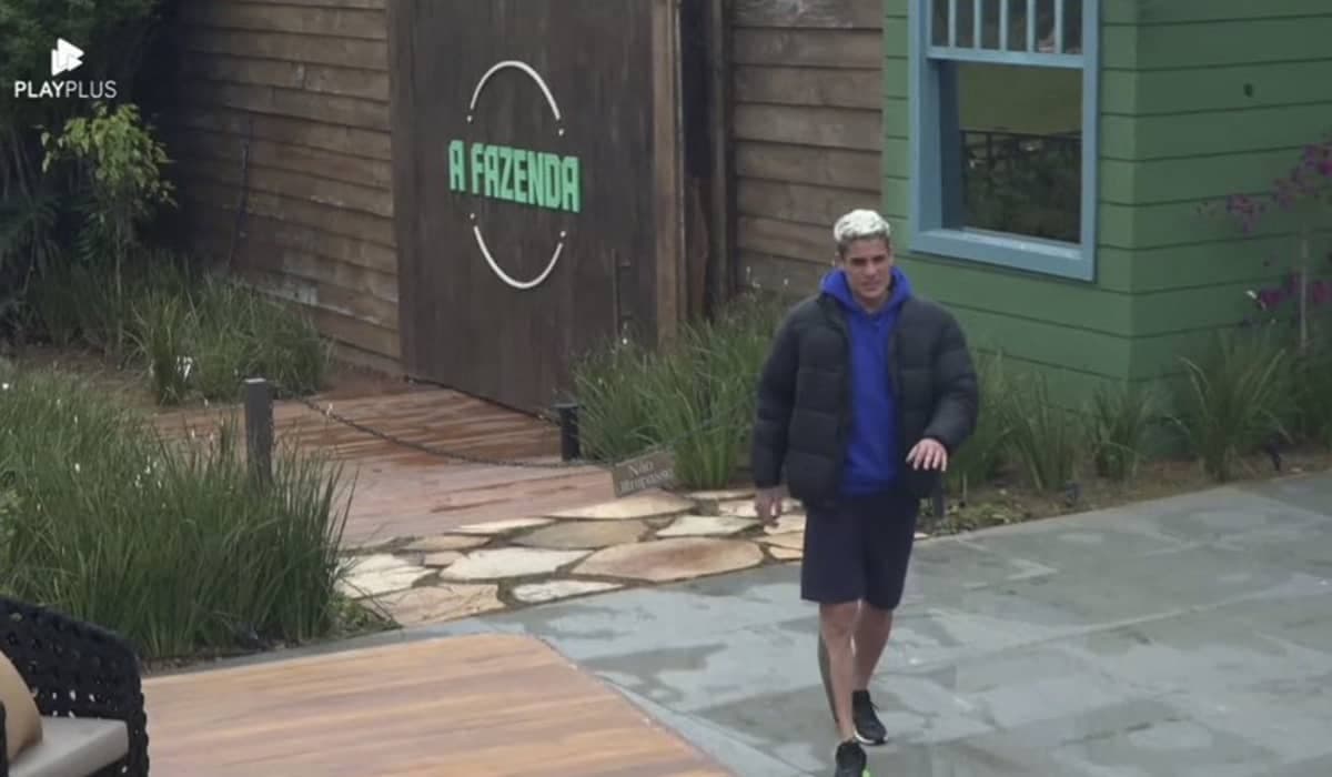 Após horas fora do reality, Tiago retorna para a sede de A Fazenda 14